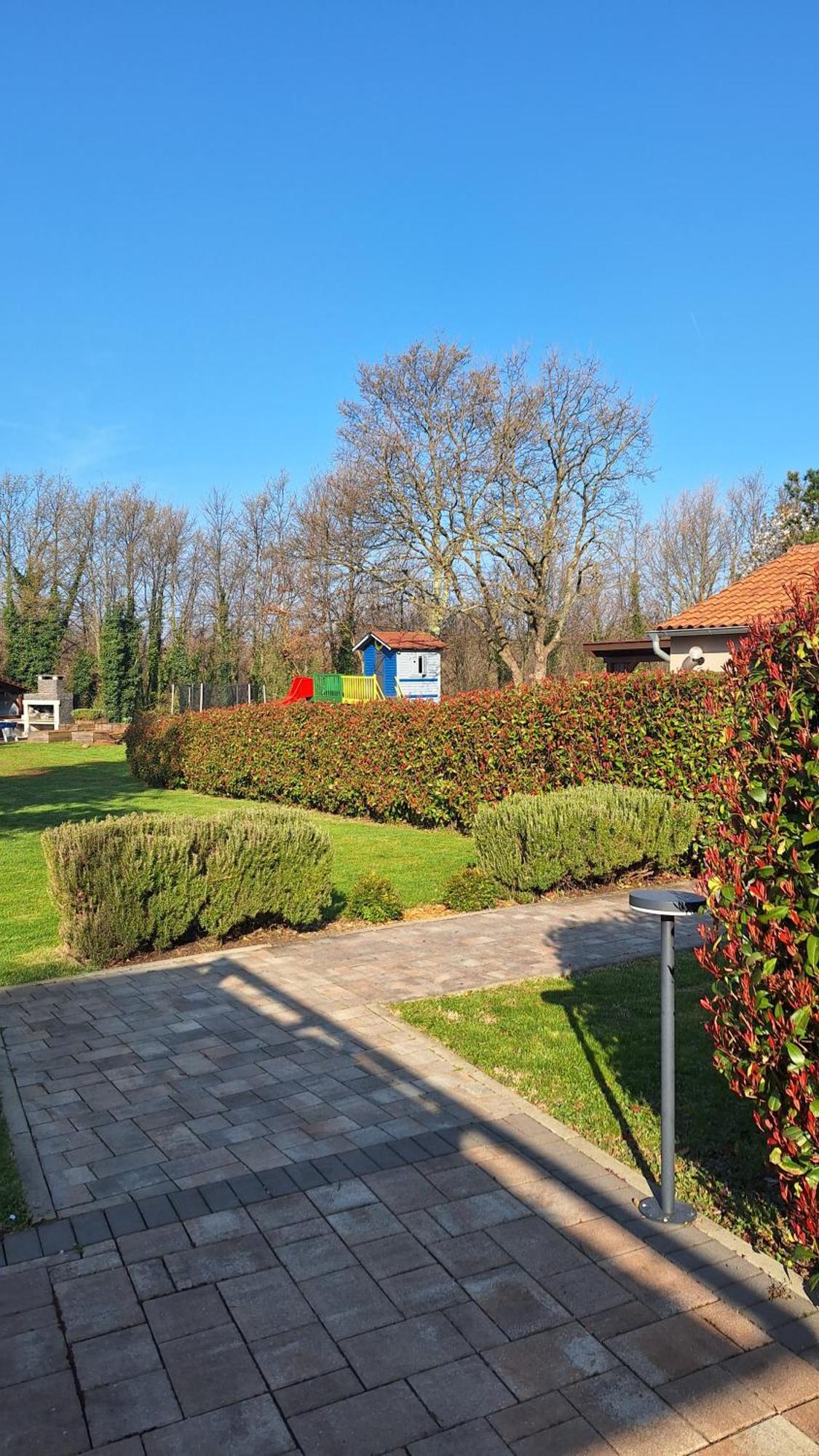 פאזין Guest House Flora מראה חיצוני תמונה