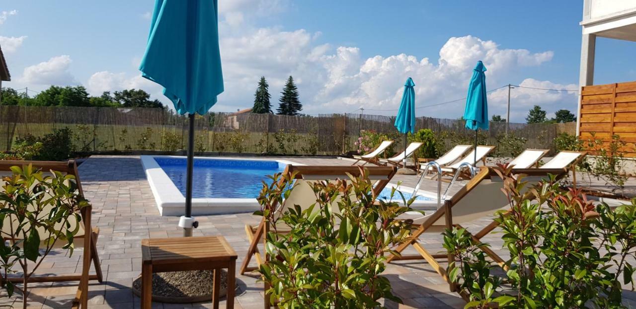 פאזין Guest House Flora מראה חיצוני תמונה